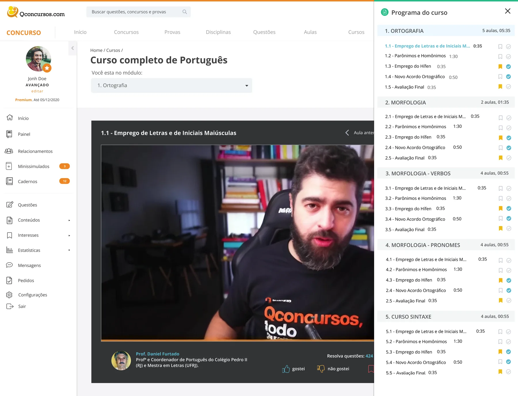 Course player with the 'Programa do curso' panel open — collapsible module tree with lesson counts, durations and completion states